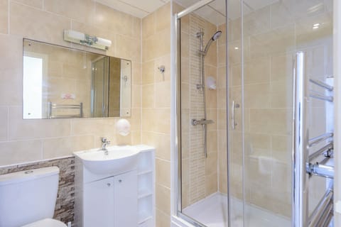 Quadruple Room | Bathroom | Combined shower/tub, hair dryer, towels