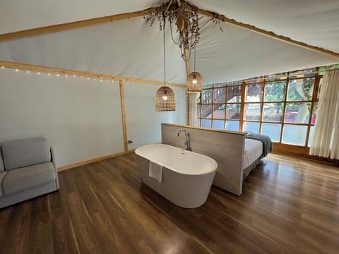 Room, 1 King Bed (Shared bathroom) | WiFi (free), bed sheets