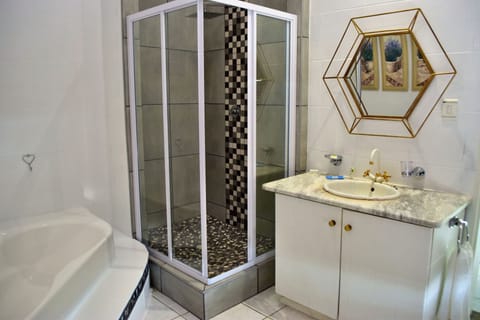 Honeymoon Room (5) | Bathroom | Free toiletries, hair dryer, towels