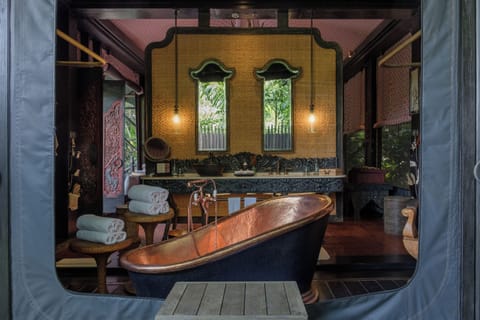 Combined shower/tub, deep soaking tub, rainfall showerhead