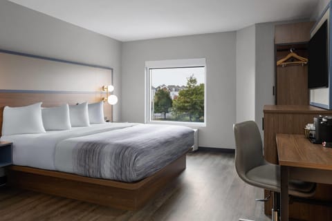 Room, 1 King Bed, Non Smoking | In-room safe, desk, iron/ironing board, rollaway beds