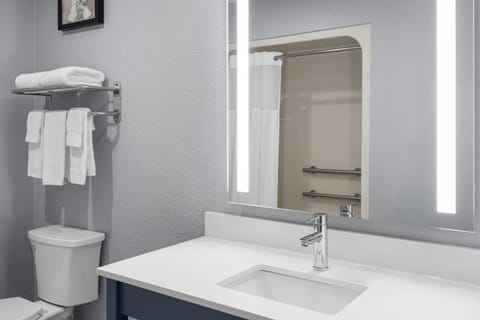 Room, 1 Queen Bed, Mobility Accessible, Non Smoking (Hearing, Bathtub w/ Grab Bars) | Accessible bathroom