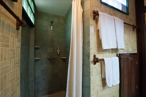Standard Studio | Bathroom | Shower, free toiletries, hair dryer, bidet