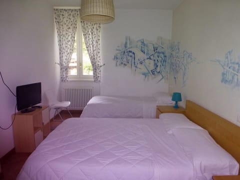Standard Double Room, Ensuite | 1 bedroom, in-room safe, desk, soundproofing