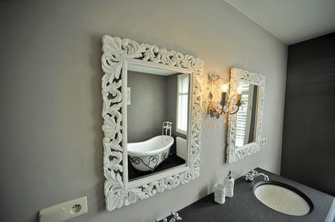 Grand Double Room | Bathroom | Free toiletries, hair dryer, toilet paper