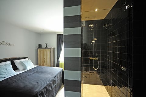 Double Room | Minibar, in-room safe, desk, iron/ironing board