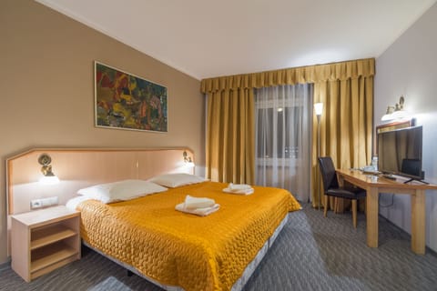 Premium bedding, in-room safe, desk, iron/ironing board