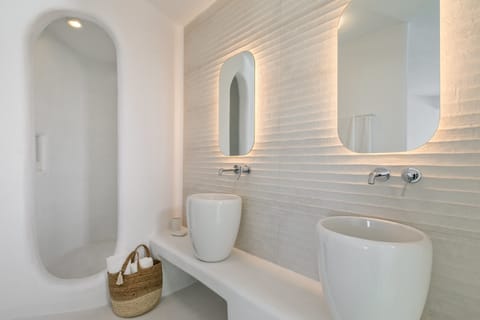 Sea View Diamond Suite, Heated Private Plunge Pool | Bathroom | Designer toiletries, hair dryer, bathrobes, slippers