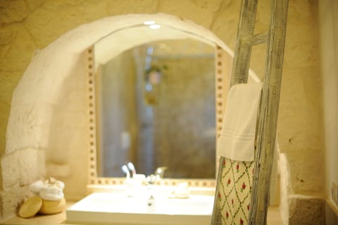 Deluxe Apartment, 1 Bedroom | Bathroom amenities | Shower, free toiletries, hair dryer, bidet