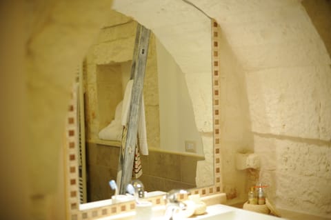 Deluxe Apartment, 1 Bedroom | Bathroom | Shower, free toiletries, hair dryer, bidet