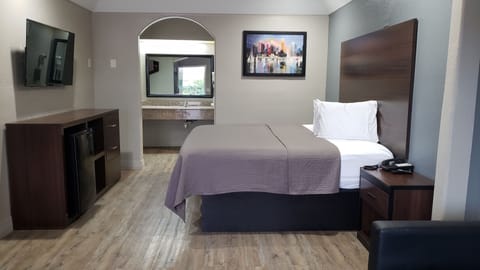 Standard Room, 1 King Bed, Non Smoking | Desk, iron/ironing board, rollaway beds, free WiFi