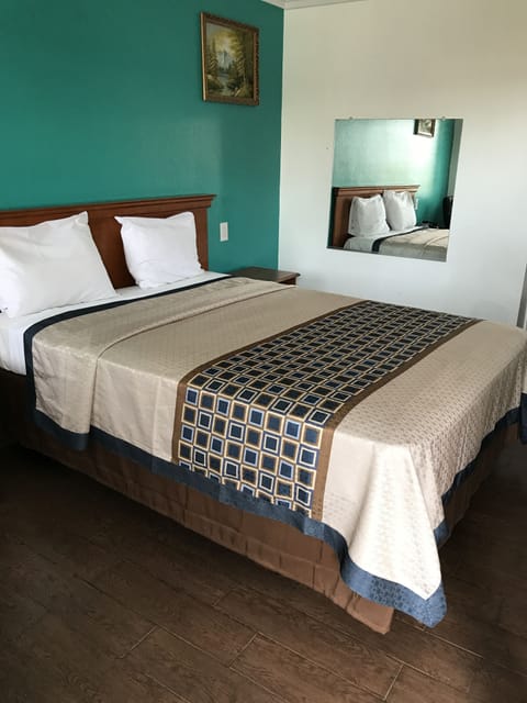 Standard Room, 1 Queen Bed, Non Smoking | WiFi (free)