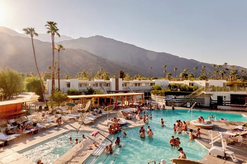 2 outdoor pools