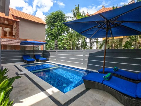 Outdoor pool, pool umbrellas, sun loungers