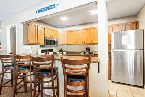 Breakfast bar seating for 4.