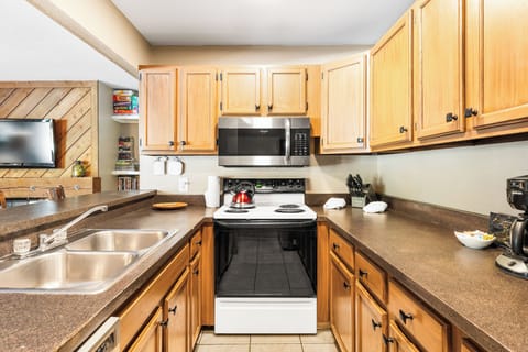 Full kitchen with breakfast bar.