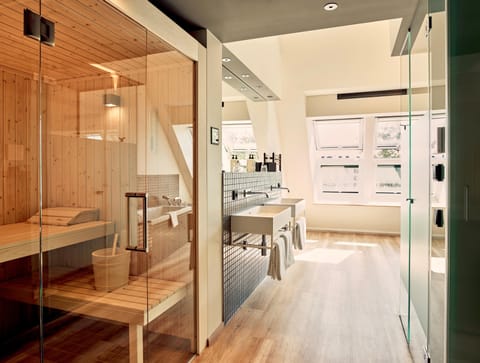 Suite (63) | Bathroom | Free toiletries, hair dryer, bathrobes, slippers