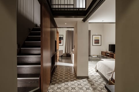 Deluxe Suite, Balcony | Frette Italian sheets, premium bedding, desk, iron/ironing board