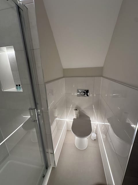 Double Room | Bathroom | Free toiletries, hair dryer, towels, soap