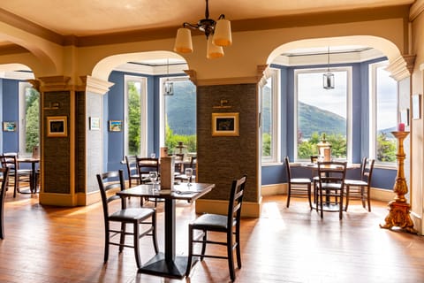 Breakfast, dinner served; international cuisine, beach views 