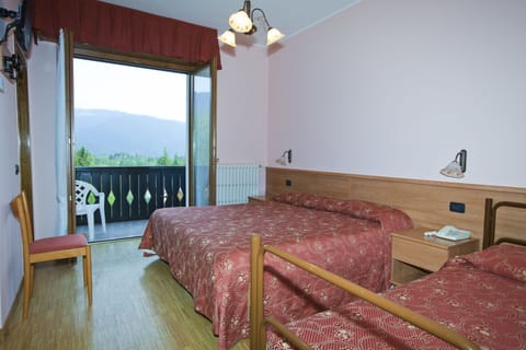 Family Room | In-room safe, desk, free WiFi, wheelchair access