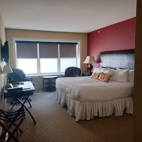 Deluxe Room, 1 King Bed, Jetted Tub, City View | City view