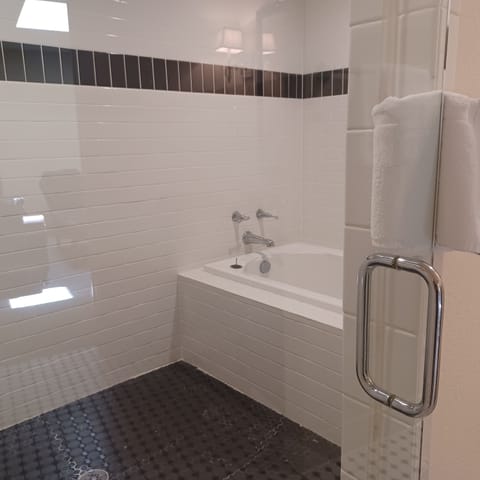 Deluxe Suite, Multiple Beds, Jetted Tub, City View | Bathroom | Free toiletries, hair dryer, bathrobes, towels