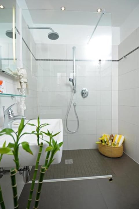 Junior Suite | Bathroom | Free toiletries, hair dryer, bathrobes, towels