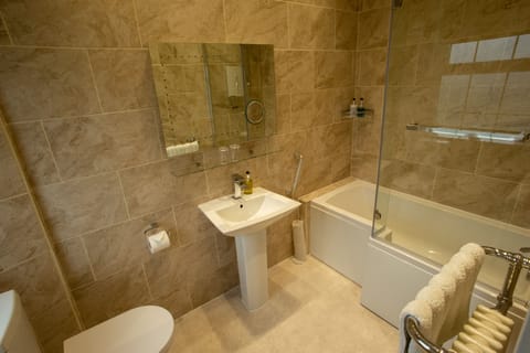 Superior Room | Bathroom | Free toiletries, hair dryer, towels