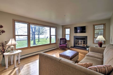 Neenah Vacation Rental | 2BR | 1BA | 884 Sq Ft | Step-Free Access via Ramp