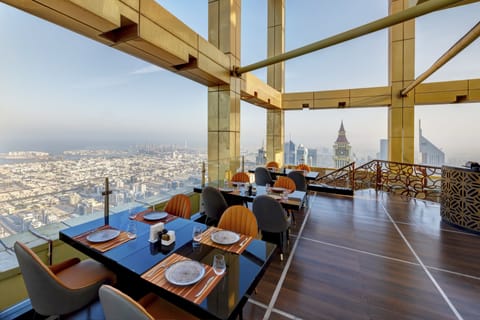 3 restaurants; breakfast, lunch, dinner, and brunch served