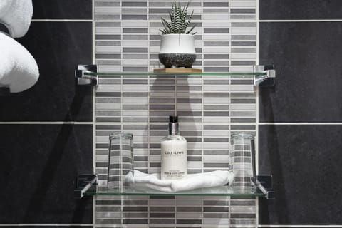 Superior Room (King) | Bathroom | Shower, free toiletries, hair dryer, towels