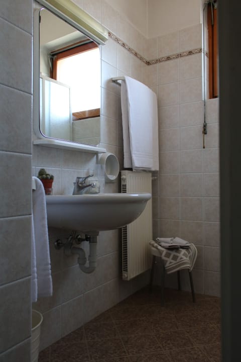 Family Triple Room, Ensuite | Bathroom | Free toiletries, hair dryer, bidet, towels