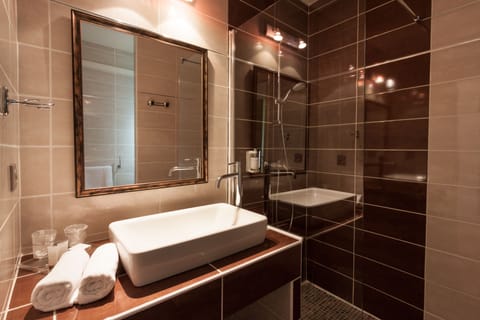 Comfort Double Room | Bathroom | Free toiletries, hair dryer, towels