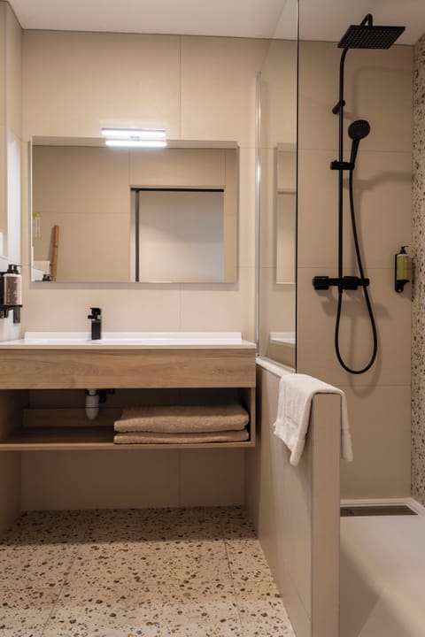 Chambre Cosy | Bathroom | Free toiletries, hair dryer, towels