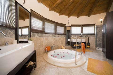 Classic Villa, 6 Bedrooms | Bathroom | Separate tub and shower, jetted tub, free toiletries, hair dryer