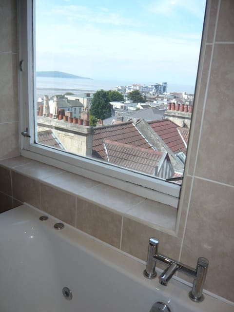 Double Room | Bathroom | Shower, free toiletries, hair dryer, towels