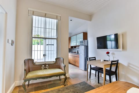 Laanhof 4 Studio Apartment | Premium bedding, in-room safe, individually decorated