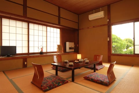 Japanese Style Room for 4 Guests, Shared Bathroom | Free WiFi, bed sheets