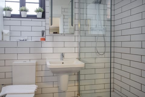 Superior Twin Room, Ensuite (Front Facing) | Bathroom