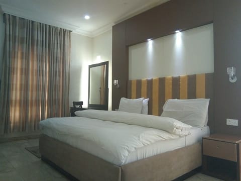 Executive Suite | Desk, free WiFi, bed sheets