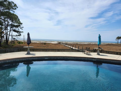 Beautiful swimming pool with a view!