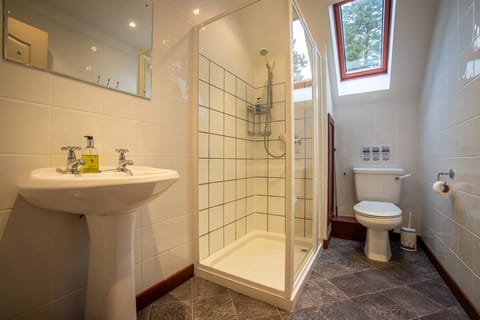 Double Room, Private Bathroom (Capercaillie) | Free WiFi, bed sheets