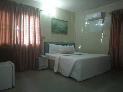 1 bedroom, individually decorated, individually furnished, desk