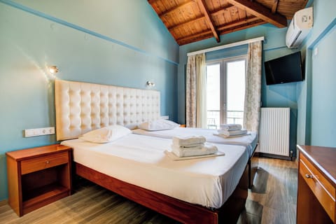 Deluxe Apartment, 1 Bedroom (G2) | 1 bedroom, in-room safe, desk, blackout drapes