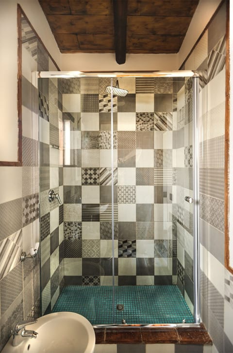 Superior Room, Terrace, Sea View | Bathroom | Shower, hair dryer, bidet, towels