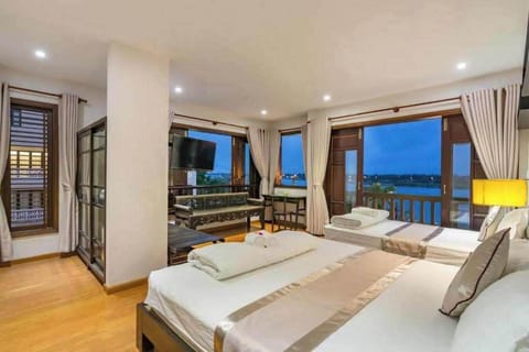 Minibar, desk, soundproofing, iron/ironing board