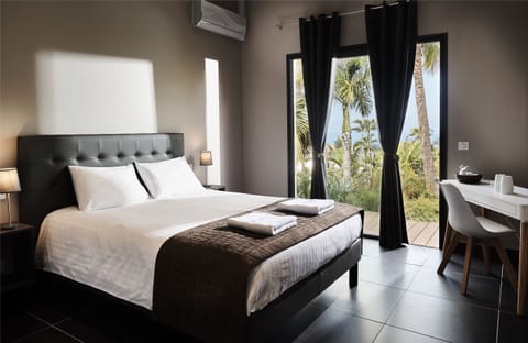 Premium bedding, minibar, in-room safe, desk