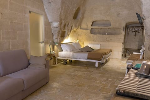 Studio Suite (Cava) | Hypo-allergenic bedding, down comforters, pillowtop beds, minibar