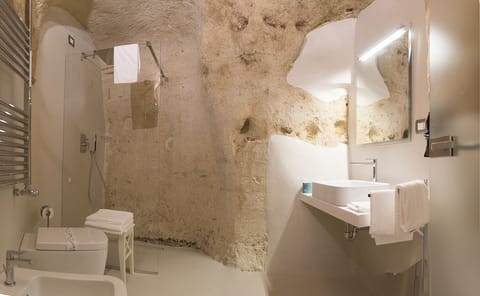 Deluxe Suite (Cave) | Bathroom | Free toiletries, hair dryer, bidet, towels